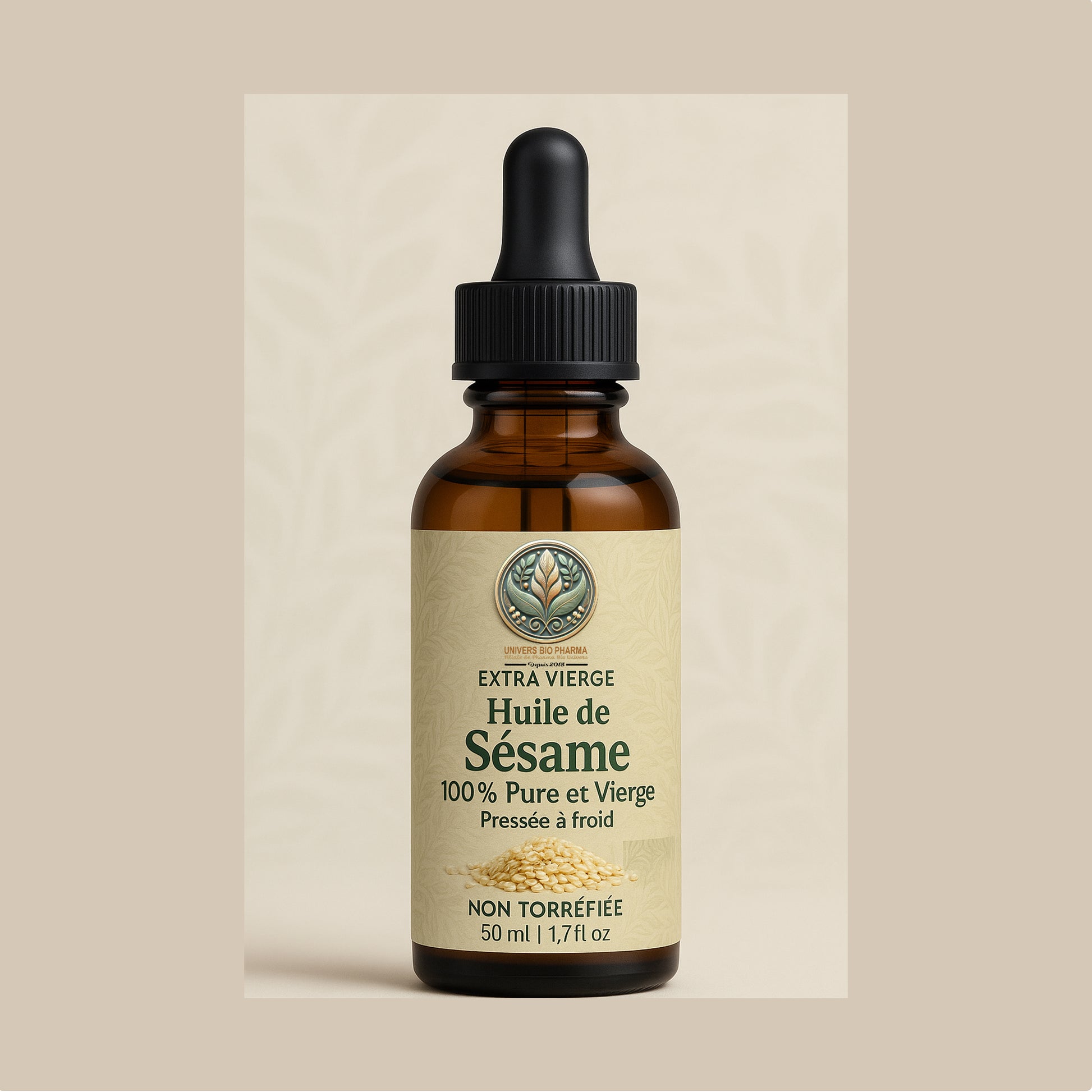 Flacon d’huile de sésame artisanale, pressée à froid, utilisée pour nourrir et protéger la peau sèche et les cheveux, fabriquée au Maroc.