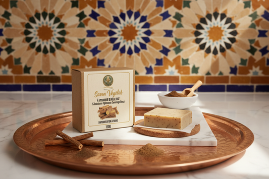 Savon éclaircissant à la réglisse dans un décor marocain authentique avec plateau en cuivre et zellige